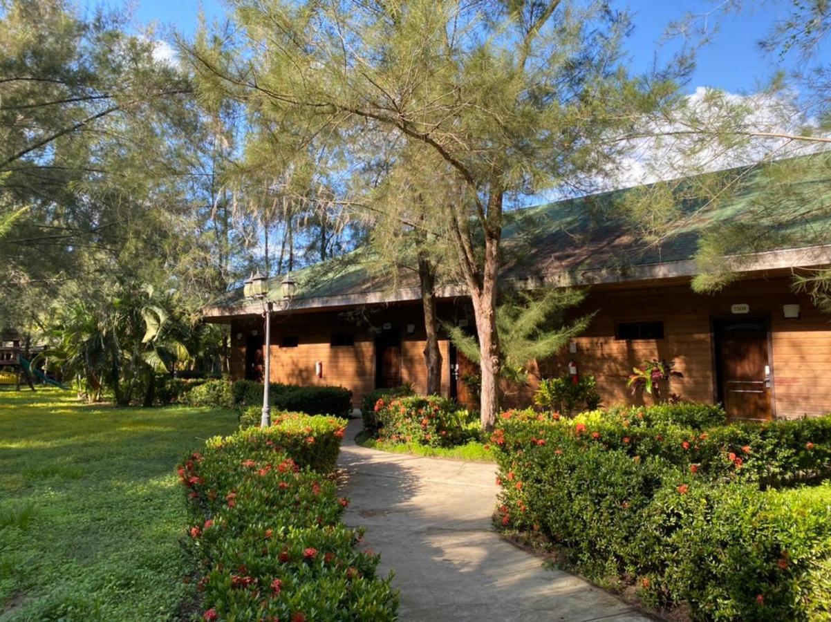 La Ensenada Beach Resort Tela Exterior photo
