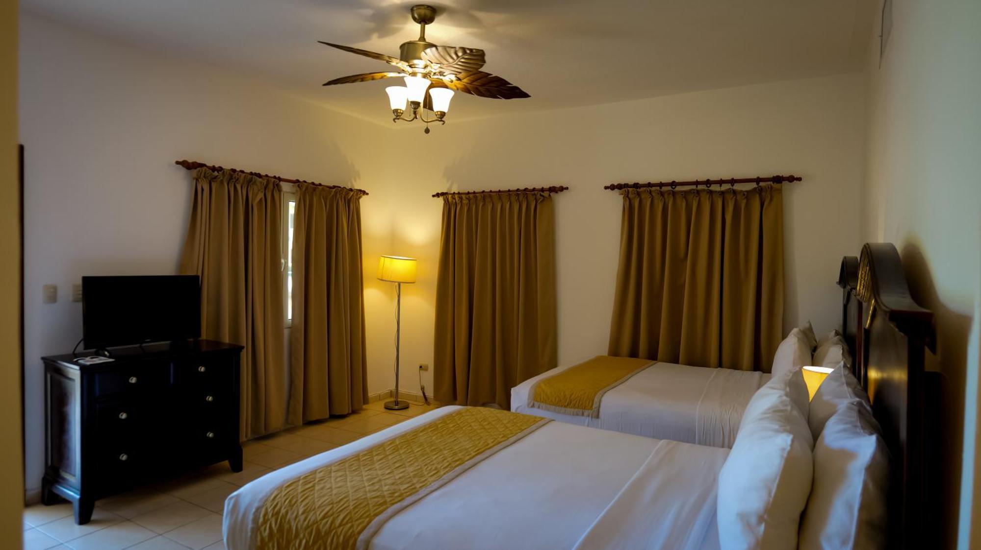 La Ensenada Beach Resort Tela Exterior photo